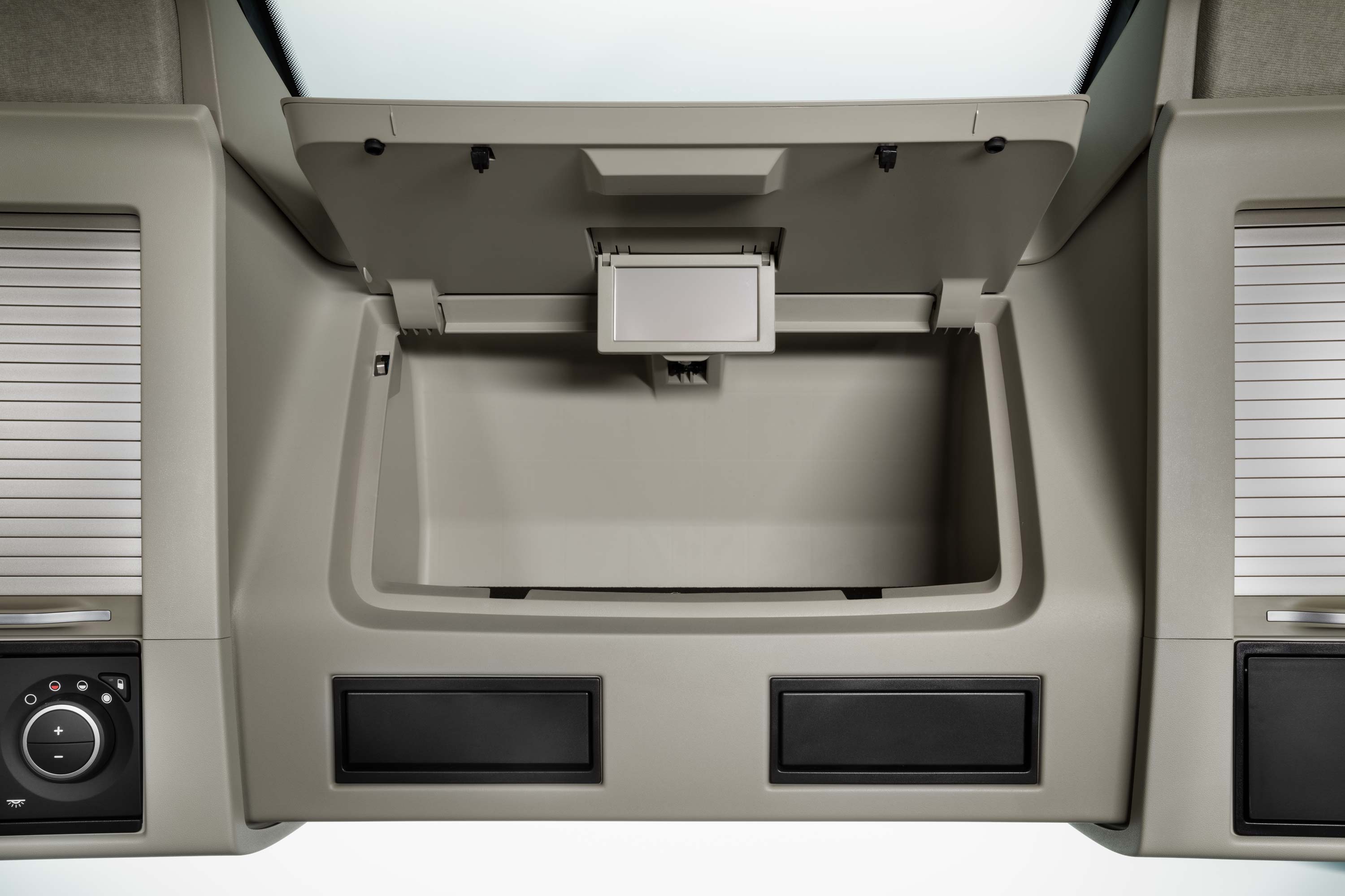Volvo FH16 kabiinis on palju mugavat hoiuruumi.
