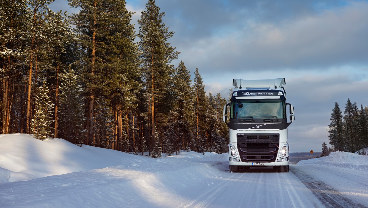 Volvo FH sõitmas lumel