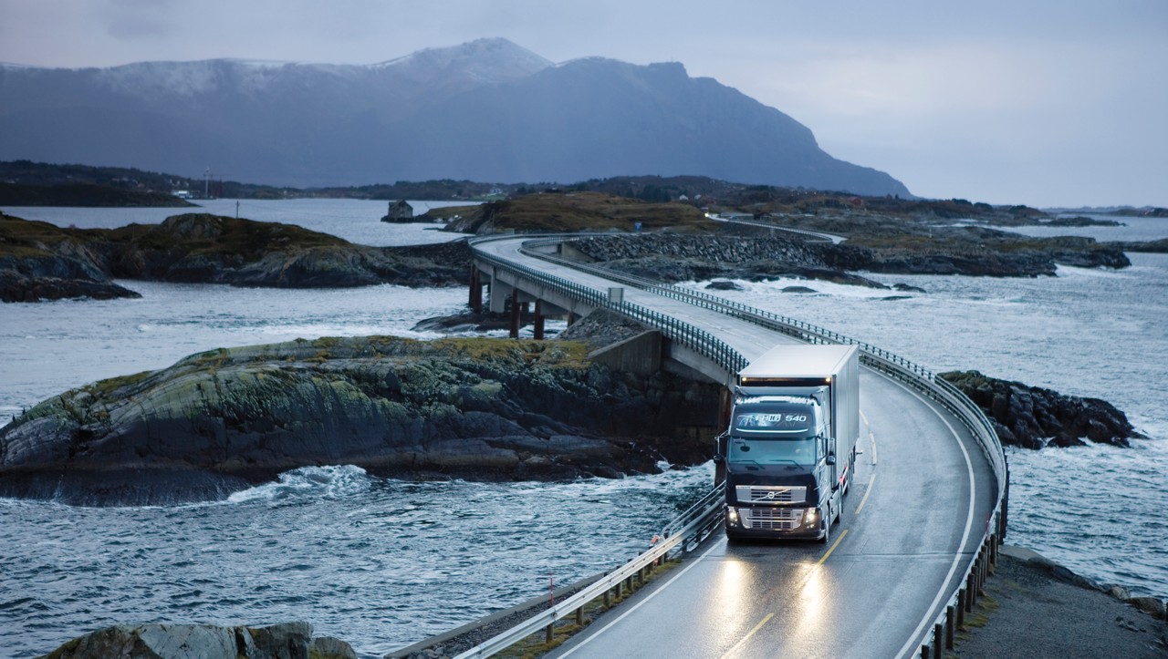 Volvo FH sõitmas lookleval sillal